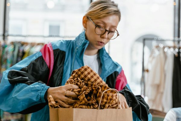 Réinvention du Slow Fashion : L'Ascension des Vêtements de Seconde Main en Tant que Norme Établissante