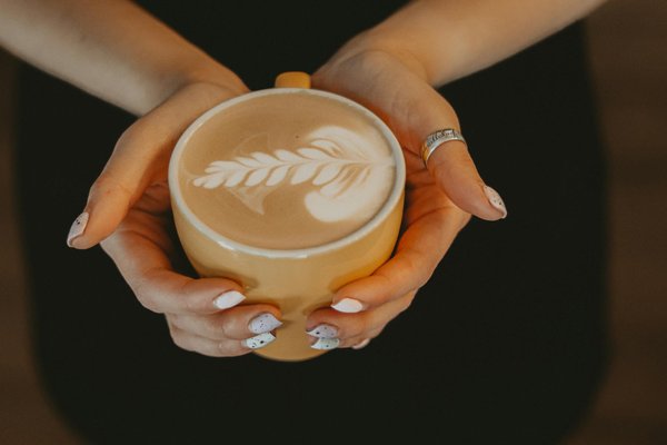 Élevez votre style : conseils essentiels pour mettre en valeur vos robes en satin lors d'une soirée élégante